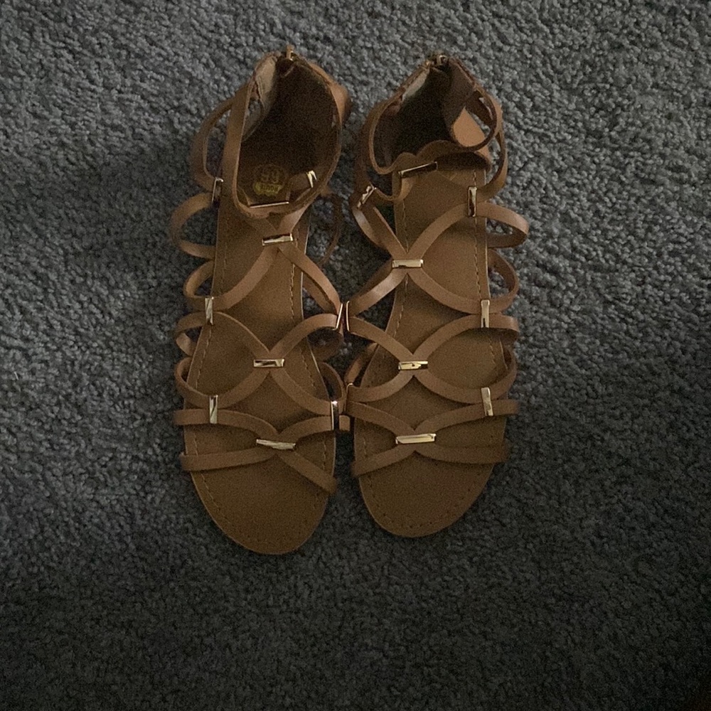 Sandals color brown and gold size 8 in women only been worn once, with no box